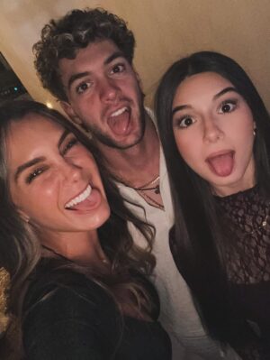 Elizabeth Gutiérrez Instagram - AMORES DE MIS VIDAASSSSSSSS ❤️
@christopherlevy @kaileylevy19
HAPPY THANKSGIVING 🙏🏻💫