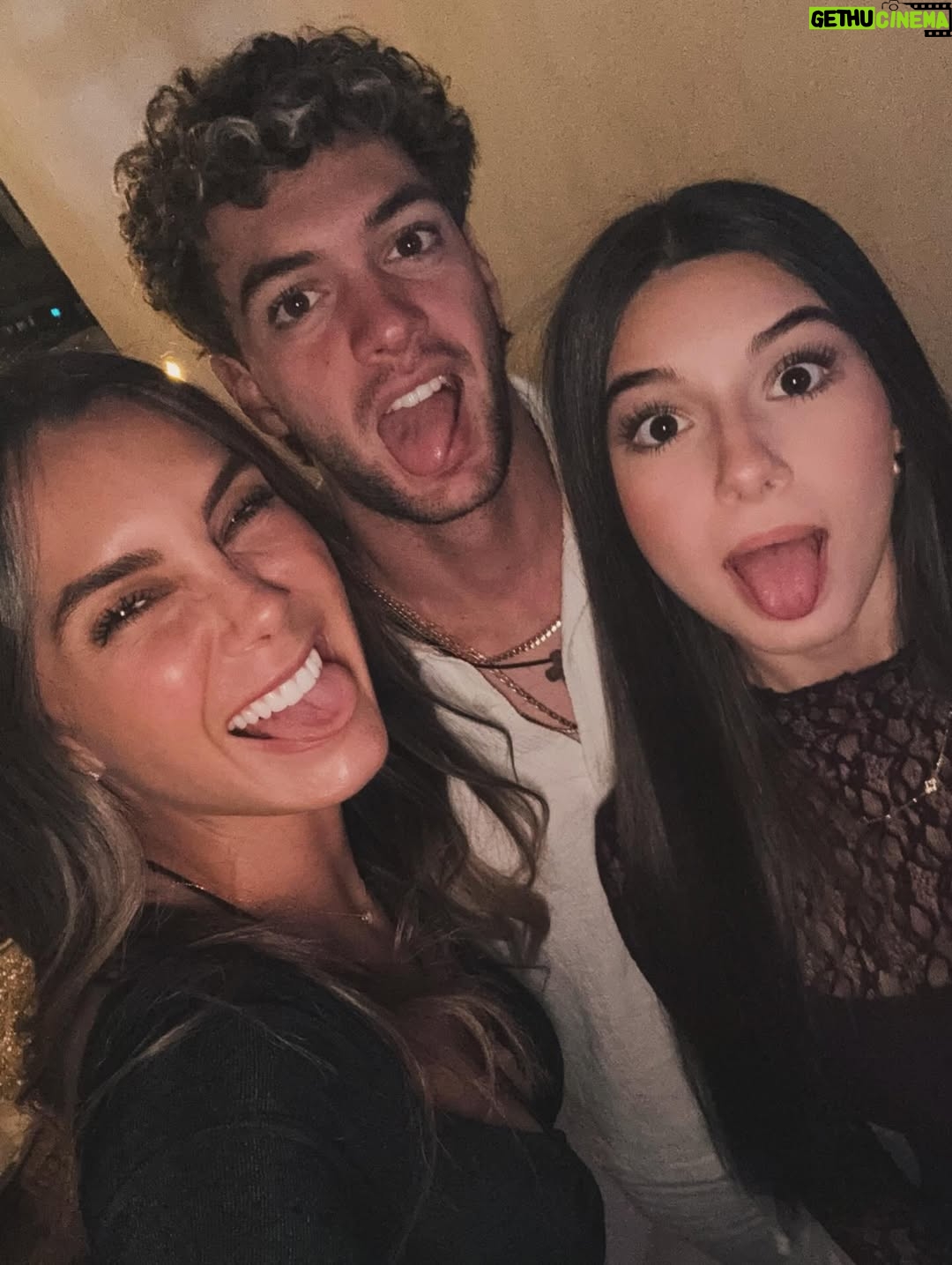 Elizabeth Gutiérrez - 256K Likes - AMORES DE MIS VIDAASSSSSSSS ❤️
@christopherlevy @kaileylevy19 

HAPPY THANKSGIVING 🙏🏻💫