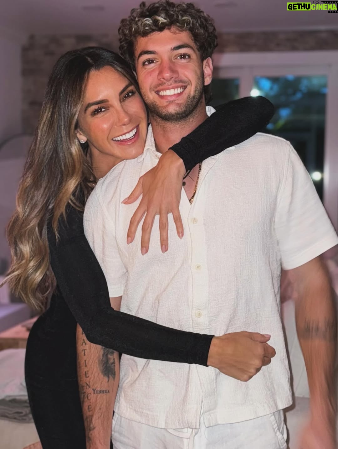 Elizabeth Gutiérrez - 256K Likes - AMORES DE MIS VIDAASSSSSSSS ❤️
@christopherlevy @kaileylevy19 

HAPPY THANKSGIVING 🙏🏻💫