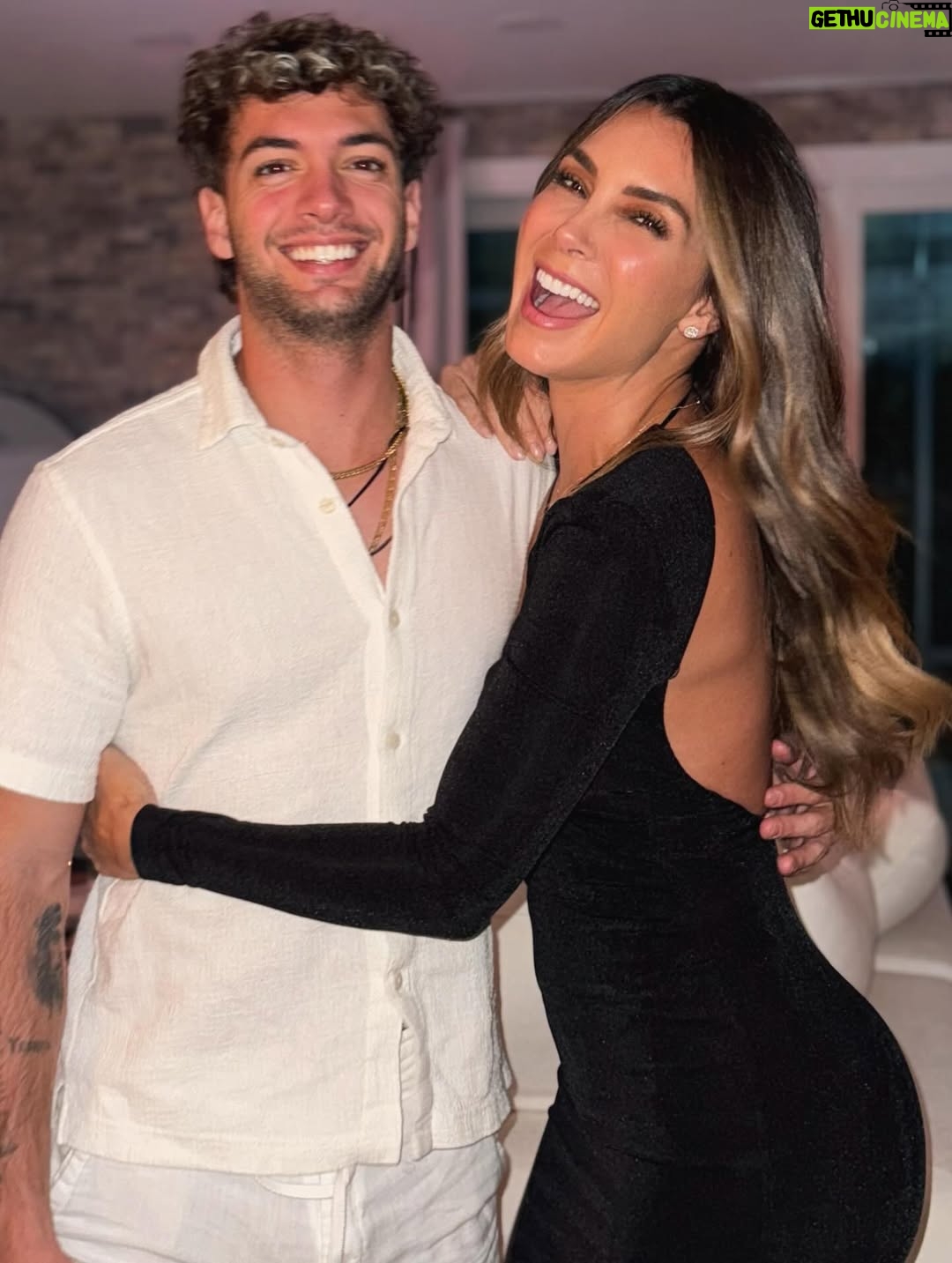Elizabeth Gutiérrez - 256K Likes - AMORES DE MIS VIDAASSSSSSSS ❤️
@christopherlevy @kaileylevy19 

HAPPY THANKSGIVING 🙏🏻💫