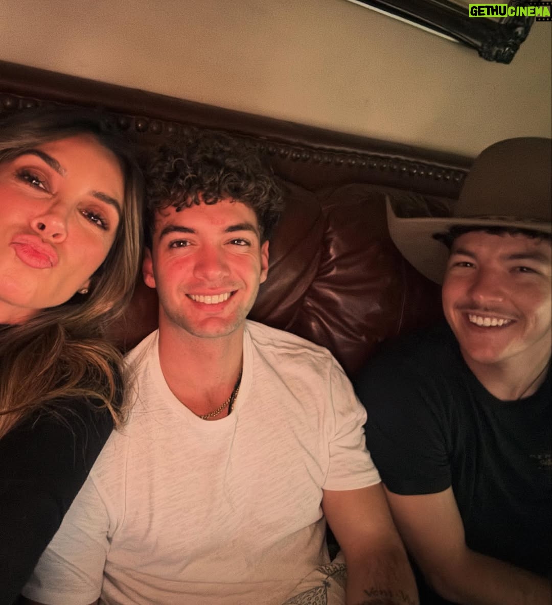Elizabeth Gutiérrez - 88.5K Likes - Batteries recharged ❤️ love u all forever 

#homesweethome #family #sixpackplusone