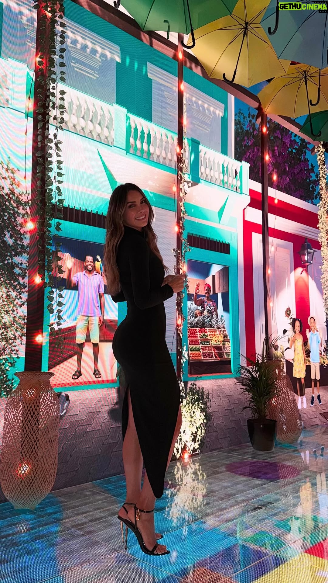 Elizabeth Gutiérrez - 20.8K Likes - No importa la distancia, los Dominicanos llevan su isla en el alma, con orgullo, con alegría y con una fuerza que se contagia.
Gracias por abrirme las puertas de su corazón y permitirme ser parte de esta historia que siguen escribiendo alrededor del mundo.

República Dominicana, ¡qué privilegio celebrar tu esencia! 🇩🇴✨ @godomrep 

#DominicanaTeSonrie #RDMeetInParadise #RDenColombia