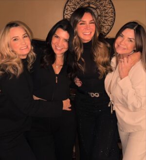 Elizabeth Gutiérrez Instagram - Batteries recharged ❤️ love u all forever
#homesweethome #family #sixpackplusone