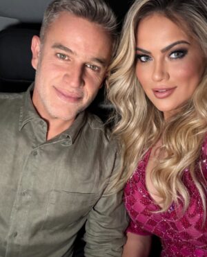 Ellen Rocche Instagram - Hoje passou um filme pela minha cabeça @achillesaraujo
E estou te mandando essa mensagem pra te dar um beijo e para agradecer não só pelo dia de hoje, mas por toda a nossa história.
Que incrível, né? Hoje celebramos não apenas um marco, mas uma jornada cheia de conquistas, aprendizados e memórias inesquecíveis.
Há alguns anos ( poucos rs) , começamos uma linda história juntos, repleta de desafios e vitórias.
Nestes 16 anos, você não só construiu uma empresa, @achillesaraujoproducoes, mas uma verdadeira família. Juntos, enfrentamos desafios e celebramos vitórias, sempre apoiando um ao outro com muito carinho e respeito. É essa conexão especial que nos torna únicos!
Que este aniversário nos inspire a continuar a sonhar grande, a inovar e a construir um futuro brilhante. Que venham mais anos de sucesso, risadas e, principalmente, amor por tudo que fazemos!
Estou aqui distante , mas em pensamento com você celebrando essa linda trajetória!🌻✨
Com amor,
Ellen