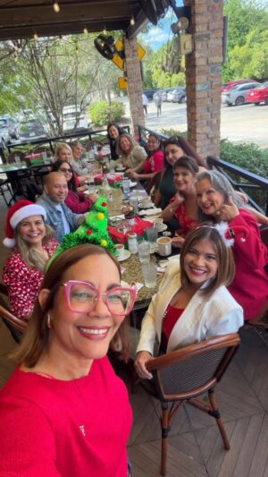 Elluz Peraza Instagram - Llegó la Navidad y celebramos a Jesús comenzando con las cajitas que traen alegría y sonrisas a los niños en muchas partes del mundo. Puedes llenar tu cajita online. Acompáñanos a compartir a Jesús.