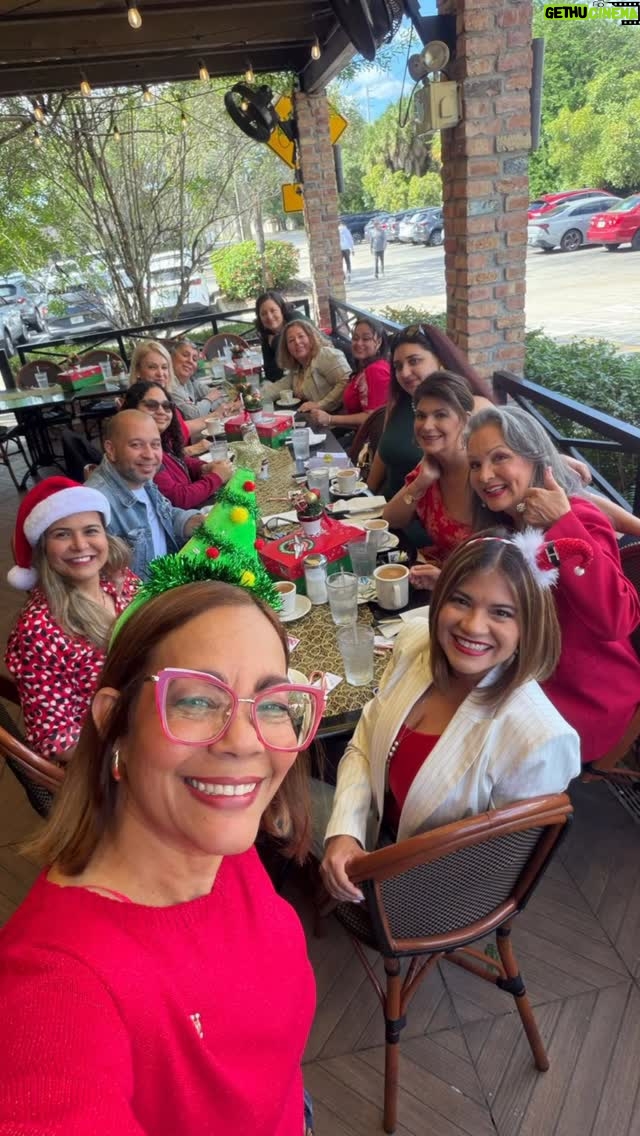 Elluz Peraza - 799 Likes - Llegó la Navidad y celebramos a Jesús comenzando con las cajitas que traen alegría y sonrisas a los niños en muchas partes del mundo. Puedes llenar tu cajita online. Acompáñanos a compartir a Jesús.