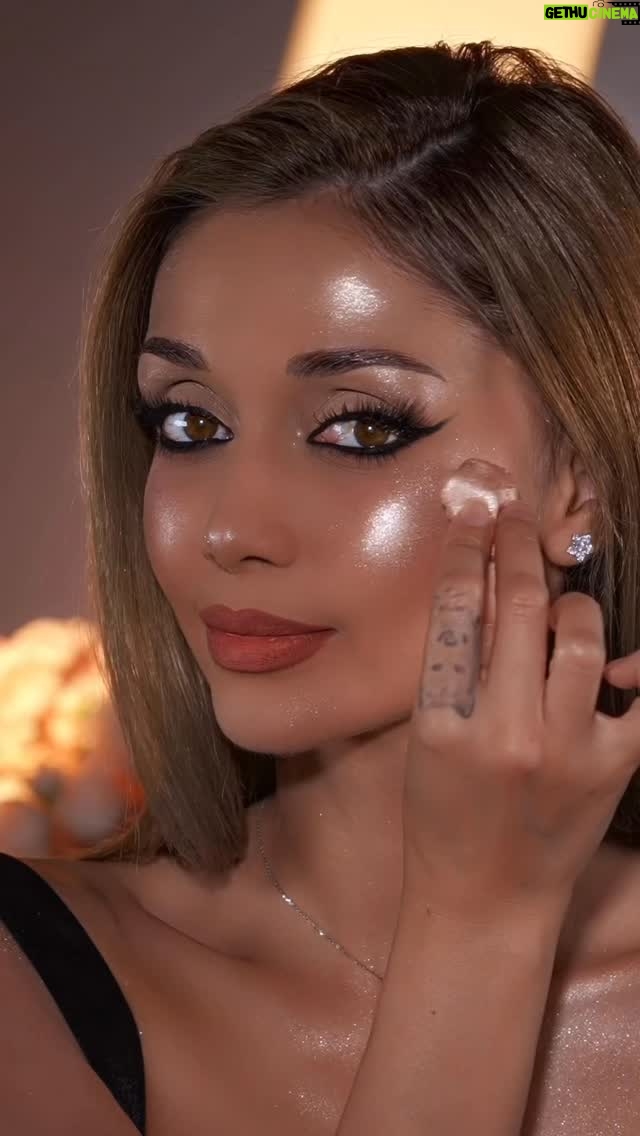 Elnaz Golrokh - 160.6K Likes - ✨ Obsessed with this glow ✨ What do you think of this new launch? 😍 @sheglam_official 
It literally shines no matter how you squish it!

#SHEGLAM #sheglamhighlighter #sheglamglowchihighlighter #sheglampartner #sheglamcrueltyfree