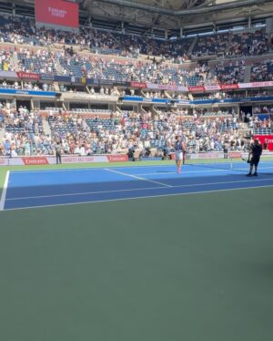 Elnaz Golrokh Instagram - First time at the US Open and it was unforgettable 🎾💄 thank you @toofaced ! Love this sweet family 💕