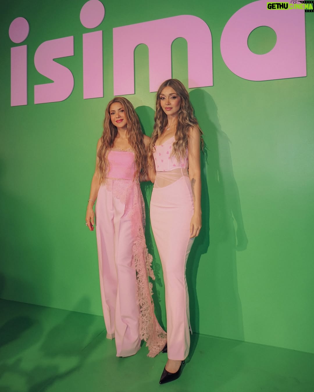 Elnaz Golrokh - 317.5K Likes - Sooo @shakira launched @isima and yes… I’m 100% trying every single product 💆‍♀️💕 @ultabeauty