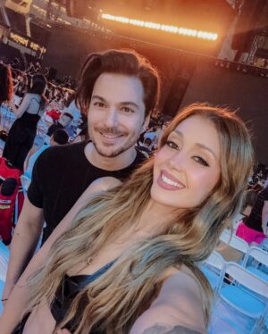 Elnaz Golrokh Instagram - What. A. Night. 😍
Thank you @isima for the most unforgettable Shakira experience 💃✨
Music, energy, and beauty all in one 💃🏻🫶🏻❤️‍🔥
Can’t wait to try the new hair launch too!