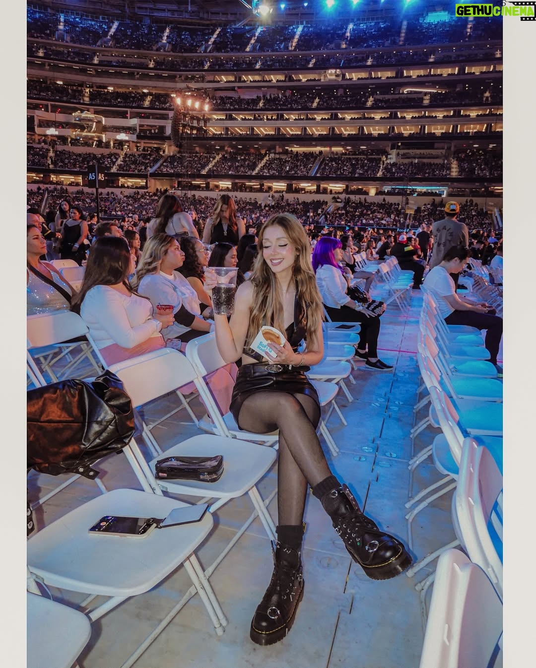 Elnaz Golrokh - 289.6K Likes - What. A. Night. 😍
Thank you @isima for the most unforgettable Shakira experience 💃✨
Music, energy, and beauty all in one 💃🏻🫶🏻❤️‍🔥
Can’t wait to try the new hair launch too!