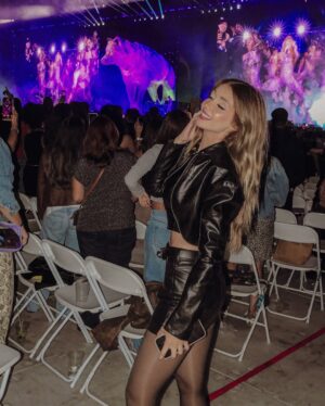 Elnaz Golrokh Instagram - What. A. Night. 😍
Thank you @isima for the most unforgettable Shakira experience 💃✨
Music, energy, and beauty all in one 💃🏻🫶🏻❤️‍🔥
Can’t wait to try the new hair launch too!