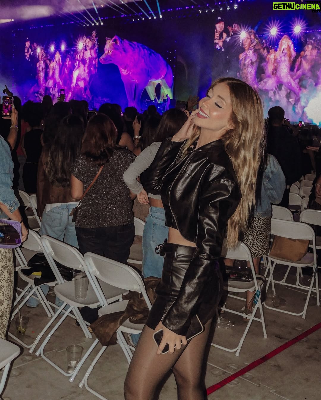 Elnaz Golrokh - 289.6K Likes - What. A. Night. 😍
Thank you @isima for the most unforgettable Shakira experience 💃✨
Music, energy, and beauty all in one 💃🏻🫶🏻❤️‍🔥
Can’t wait to try the new hair launch too!