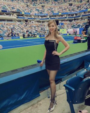 Elnaz Golrokh Instagram - First time at the US Open and it was unforgettable 🎾💄 thank you @toofaced ! Love this sweet family 💕