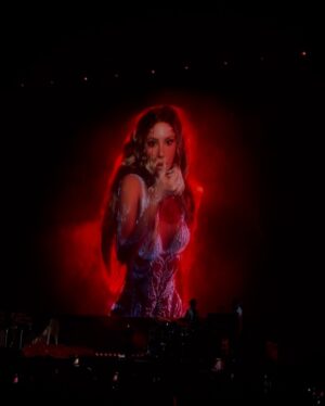 Elnaz Golrokh Instagram - What. A. Night. 😍
Thank you @isima for the most unforgettable Shakira experience 💃✨
Music, energy, and beauty all in one 💃🏻🫶🏻❤️‍🔥
Can’t wait to try the new hair launch too!