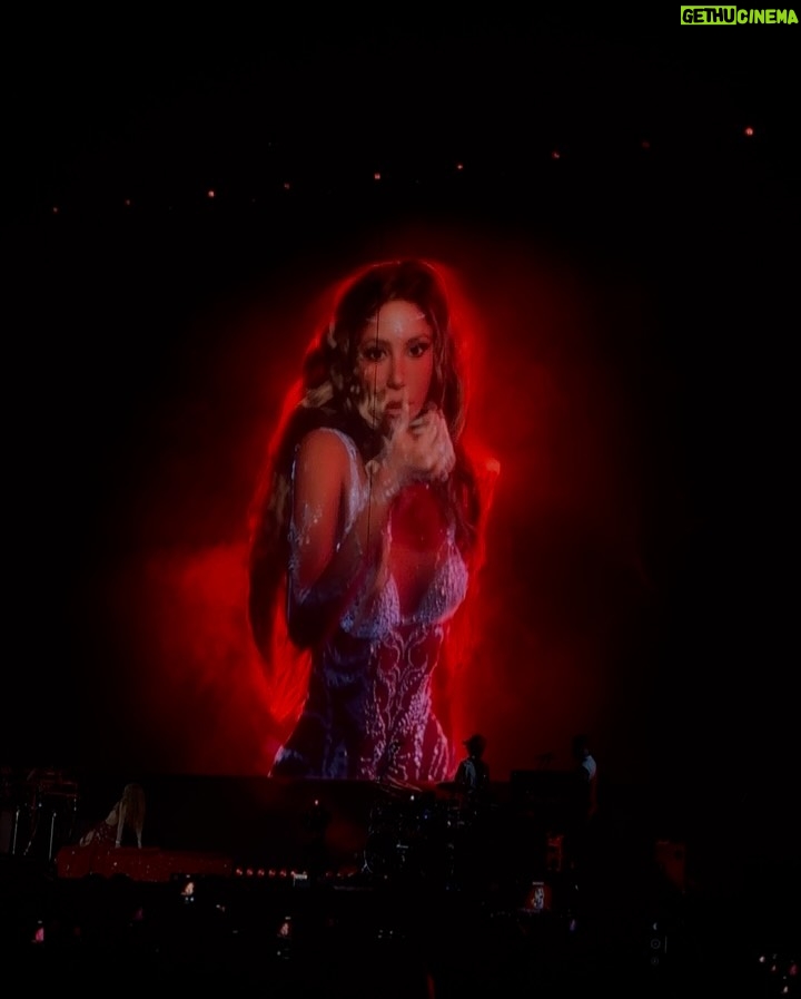 Elnaz Golrokh - 289.6K Likes - What. A. Night. 😍
Thank you @isima for the most unforgettable Shakira experience 💃✨
Music, energy, and beauty all in one 💃🏻🫶🏻❤️‍🔥
Can’t wait to try the new hair launch too!