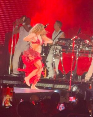 Elnaz Golrokh Instagram - What. A. Night. 😍
Thank you @isima for the most unforgettable Shakira experience 💃✨
Music, energy, and beauty all in one 💃🏻🫶🏻❤️‍🔥
Can’t wait to try the new hair launch too!