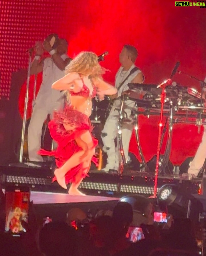 Elnaz Golrokh - 289.6K Likes - What. A. Night. 😍
Thank you @isima for the most unforgettable Shakira experience 💃✨
Music, energy, and beauty all in one 💃🏻🫶🏻❤️‍🔥
Can’t wait to try the new hair launch too!