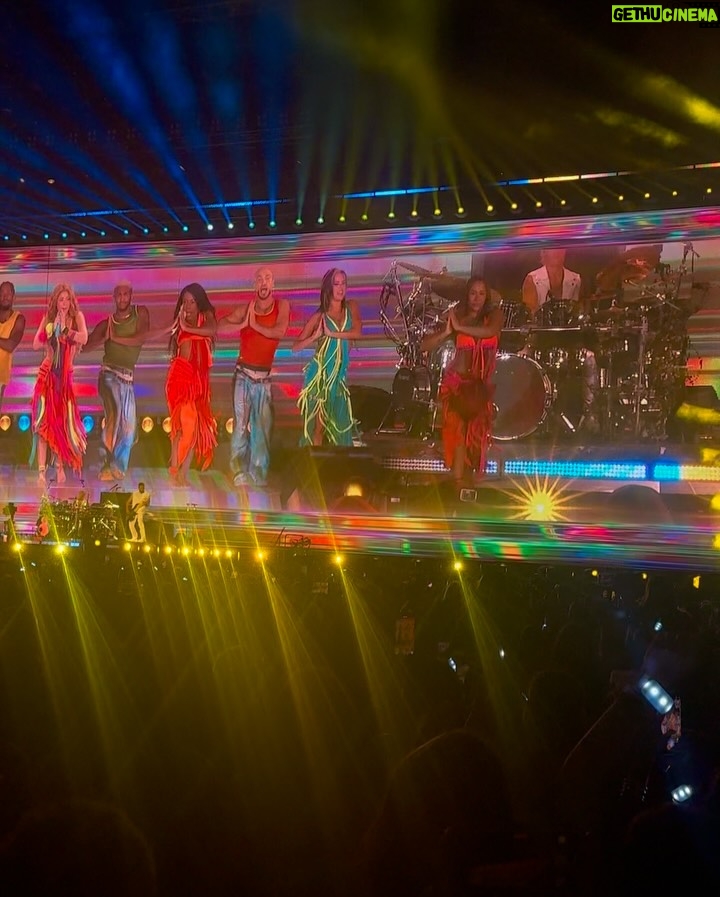 Elnaz Golrokh - 289.6K Likes - What. A. Night. 😍
Thank you @isima for the most unforgettable Shakira experience 💃✨
Music, energy, and beauty all in one 💃🏻🫶🏻❤️‍🔥
Can’t wait to try the new hair launch too!