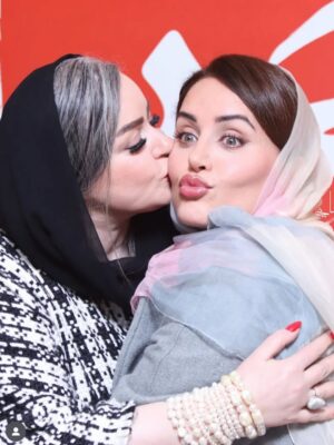 Elnaz Shakerdoost Instagram - ⁨	من و خانومی در اکران مردمی «کج پیله»⁩