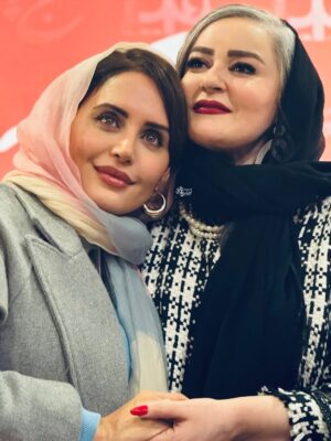 Elnaz Shakerdoost Instagram - ⁨	من و خانومی در اکران مردمی «کج پیله»⁩