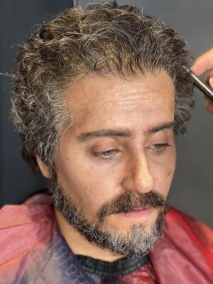 Elnaz Shakerdoost Instagram - ⁨	⁨	⁨	⁨	⁨	⁨	گاهی «کورتون » تزریق می کردم تا التهاب پوست صورتم بخاطر چسب های گریم از بین بره و بتونم بازیگری ام در نقش اسد رو به اتمام برسونم و امروز وقتی رضایت و لبخند شما رو میبینم احساس می کنم که تمام سختی ها ارزشش رو داشته 💪🏼 
در کنار هاتف علیمردانی کارگردان باهوش و هم رزمم در فیلم «کج پیله» 💜⁩
طراح گریم رکسانا نیک پور طراح گریم اسپشیال امیر سعادتی کیا⁩⁩⁩⁩⁩