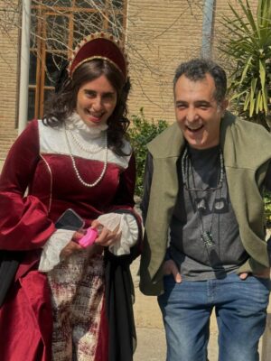 Elnaz Shakerdoost Instagram - ⁨	⁨	⁨	⁨	⁨	⁨	گاهی «کورتون » تزریق می کردم تا التهاب پوست صورتم بخاطر چسب های گریم از بین بره و بتونم بازیگری ام در نقش اسد رو به اتمام برسونم و امروز وقتی رضایت و لبخند شما رو میبینم احساس می کنم که تمام سختی ها ارزشش رو داشته 💪🏼 
در کنار هاتف علیمردانی کارگردان باهوش و هم رزمم در فیلم «کج پیله» 💜⁩
طراح گریم رکسانا نیک پور طراح گریم اسپشیال امیر سعادتی کیا⁩⁩⁩⁩⁩