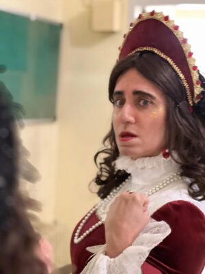 Elnaz Shakerdoost Instagram - ⁨	⁨	⁨	⁨	⁨	⁨	گاهی «کورتون » تزریق می کردم تا التهاب پوست صورتم بخاطر چسب های گریم از بین بره و بتونم بازیگری ام در نقش اسد رو به اتمام برسونم و امروز وقتی رضایت و لبخند شما رو میبینم احساس می کنم که تمام سختی ها ارزشش رو داشته 💪🏼 
در کنار هاتف علیمردانی کارگردان باهوش و هم رزمم در فیلم «کج پیله» 💜⁩
طراح گریم رکسانا نیک پور طراح گریم اسپشیال امیر سعادتی کیا⁩⁩⁩⁩⁩