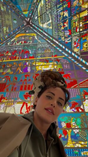Elnaz Shakerdoost Instagram - ⁨	⁨	⁨	هم در پی بالائیــــان ، هم من اسیــر خاکیان

هم در پی همخــــانه ام ،هم خــانه را گم کرده ام 

آهـــــم چو برافلاک شد اشکــــم روان بر خاک شد

آخـــــر از اینجا نیستم ، کاشـــــانه را گم کرده ام⁩⁩⁩