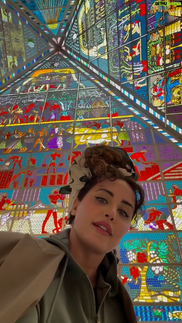 Elnaz Shakerdoost - 275.6K Likes - ⁨	⁨	⁨	هم در پی بالائیــــان ، هم من اسیــر خاکیان

هم در پی همخــــانه ام ،هم خــانه را گم کرده ام 

آهـــــم چو برافلاک شد اشکــــم روان بر خاک شد

آخـــــر از اینجا نیستم ، کاشـــــانه را گم کرده ام⁩⁩⁩