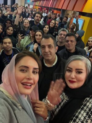 Elnaz Shakerdoost Instagram - ⁨	من و خانومی در اکران مردمی «کج پیله»⁩