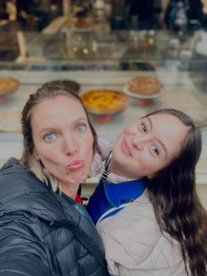 Élodie Varlet Instagram - Clap de Fin pour #josephineangegardien « le nuage doré »
Merci pour le love & la tendresse de ce tournage 💛

Merci @mimiemathyperso quel honneur & bonheur d’être ta cliente ✨😉🫶
Merci mes partners adorés @mayane_sarah_ @francksemoninofficiel @bertrand_nadler 🌟
Merci @loumagnan et son équipe fidèle, quel plaisir !

Merci @demdproductions @tf1 pour la confiance 🙌
@laurachemouny @sebastien.pavard @cyhauguel @anne_didier
& merci @arianezantain @adeline.laffitte ✍️