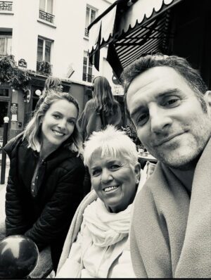 Élodie Varlet Instagram - Clap de Fin pour #josephineangegardien « le nuage doré »
Merci pour le love & la tendresse de ce tournage 💛

Merci @mimiemathyperso quel honneur & bonheur d’être ta cliente ✨😉🫶
Merci mes partners adorés @mayane_sarah_ @francksemoninofficiel @bertrand_nadler 🌟
Merci @loumagnan et son équipe fidèle, quel plaisir !

Merci @demdproductions @tf1 pour la confiance 🙌
@laurachemouny @sebastien.pavard @cyhauguel @anne_didier
& merci @arianezantain @adeline.laffitte ✍️
