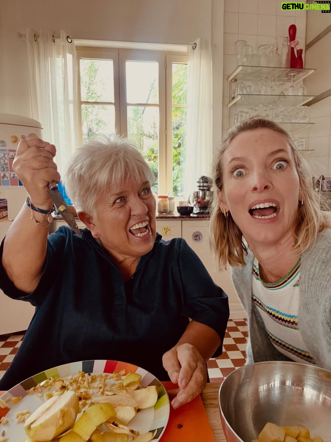 Élodie Varlet - 5.3K Likes - Clap de Fin pour #josephineangegardien « le nuage doré »
Merci pour le love & la tendresse de ce tournage 💛

Merci @mimiemathyperso quel honneur & bonheur d’être ta cliente ✨😉🫶
Merci mes partners adorés @mayane_sarah_ @francksemoninofficiel @bertrand_nadler 🌟
Merci @loumagnan et son équipe fidèle, quel plaisir !

Merci @demdproductions @tf1 pour la confiance 🙌
@laurachemouny @sebastien.pavard @cyhauguel @anne_didier
& merci @arianezantain @adeline.laffitte ✍️