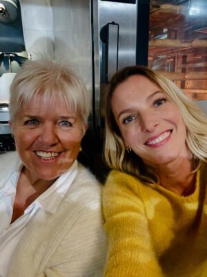 Élodie Varlet Instagram - Clap de Fin pour #josephineangegardien « le nuage doré »
Merci pour le love & la tendresse de ce tournage 💛

Merci @mimiemathyperso quel honneur & bonheur d’être ta cliente ✨😉🫶
Merci mes partners adorés @mayane_sarah_ @francksemoninofficiel @bertrand_nadler 🌟
Merci @loumagnan et son équipe fidèle, quel plaisir !

Merci @demdproductions @tf1 pour la confiance 🙌
@laurachemouny @sebastien.pavard @cyhauguel @anne_didier
& merci @arianezantain @adeline.laffitte ✍️