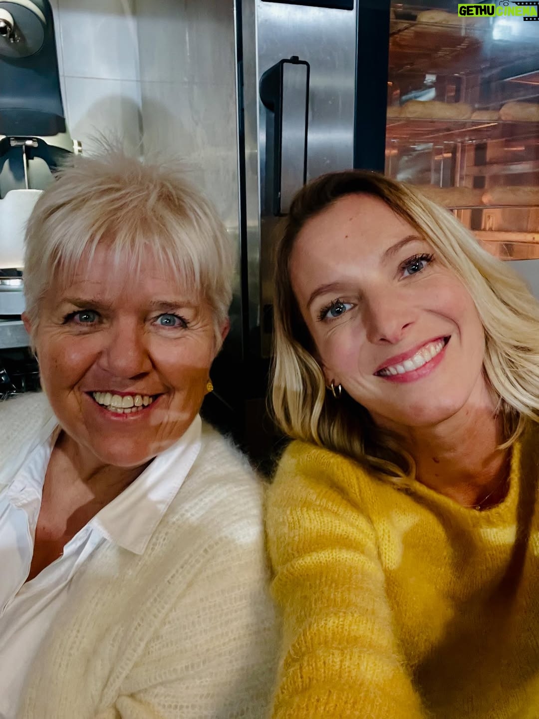 Élodie Varlet - 5.3K Likes - Clap de Fin pour #josephineangegardien « le nuage doré »
Merci pour le love & la tendresse de ce tournage 💛

Merci @mimiemathyperso quel honneur & bonheur d’être ta cliente ✨😉🫶
Merci mes partners adorés @mayane_sarah_ @francksemoninofficiel @bertrand_nadler 🌟
Merci @loumagnan et son équipe fidèle, quel plaisir !

Merci @demdproductions @tf1 pour la confiance 🙌
@laurachemouny @sebastien.pavard @cyhauguel @anne_didier
& merci @arianezantain @adeline.laffitte ✍️