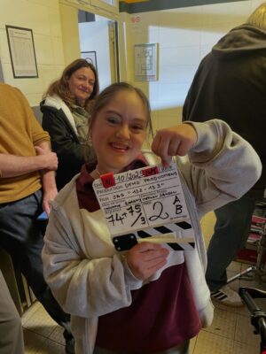 Élodie Varlet Instagram - Clap de Fin pour #josephineangegardien « le nuage doré »
Merci pour le love & la tendresse de ce tournage 💛

Merci @mimiemathyperso quel honneur & bonheur d’être ta cliente ✨😉🫶
Merci mes partners adorés @mayane_sarah_ @francksemoninofficiel @bertrand_nadler 🌟
Merci @loumagnan et son équipe fidèle, quel plaisir !

Merci @demdproductions @tf1 pour la confiance 🙌
@laurachemouny @sebastien.pavard @cyhauguel @anne_didier
& merci @arianezantain @adeline.laffitte ✍️