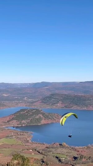Elsa Lunghini Instagram - Suspendue à ces quelques secondes d’évasion dans ce magnifique paysage de l’Hérault
.
.
#cirquedemoureze #lacdusalagou #herault #randonnée