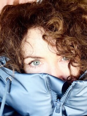 Elsa Lunghini Instagram - Que cette nouvelle année puisse vous apporter du réconfort, de la chaleur, une oreille attentive, juste, concernée par vos besoins, vos peurs, vos questionnements, vos désirs, vos manques et vos revendications. Je souhaite également qu’une écoute et qu’un regard empathiques se posent enfin  sur notre environnement, suivis d’actes concrets, sincères, nécessaires à notre survie, pour ne pas asphyxier un peu plus ce qu’il y a encore de beau à sauver.
Bonne année 2026 🫶