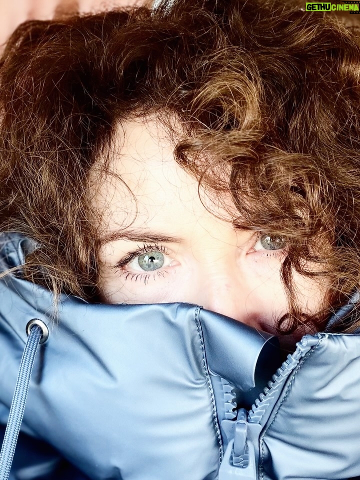 Elsa Lunghini - 3 Likes - Que cette nouvelle année puisse vous apporter du réconfort, de la chaleur, une oreille attentive, juste, concernée par vos besoins, vos peurs, vos questionnements, vos désirs, vos manques et vos revendications. Je souhaite également qu’une écoute et qu’un regard empathiques se posent enfin  sur notre environnement, suivis d’actes concrets, sincères, nécessaires à notre survie, pour ne pas asphyxier un peu plus ce qu’il y a encore de beau à sauver.
Bonne année 2026 🫶
