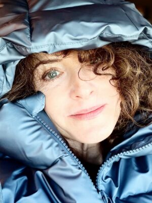 Elsa Lunghini Instagram - Que cette nouvelle année puisse vous apporter du réconfort, de la chaleur, une oreille attentive, juste, concernée par vos besoins, vos peurs, vos questionnements, vos désirs, vos manques et vos revendications. Je souhaite également qu’une écoute et qu’un regard empathiques se posent enfin  sur notre environnement, suivis d’actes concrets, sincères, nécessaires à notre survie, pour ne pas asphyxier un peu plus ce qu’il y a encore de beau à sauver.
Bonne année 2026 🫶