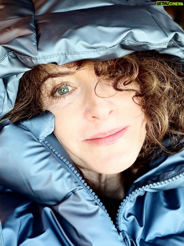 Elsa Lunghini - 3 Likes - Que cette nouvelle année puisse vous apporter du réconfort, de la chaleur, une oreille attentive, juste, concernée par vos besoins, vos peurs, vos questionnements, vos désirs, vos manques et vos revendications. Je souhaite également qu’une écoute et qu’un regard empathiques se posent enfin  sur notre environnement, suivis d’actes concrets, sincères, nécessaires à notre survie, pour ne pas asphyxier un peu plus ce qu’il y a encore de beau à sauver.
Bonne année 2026 🫶