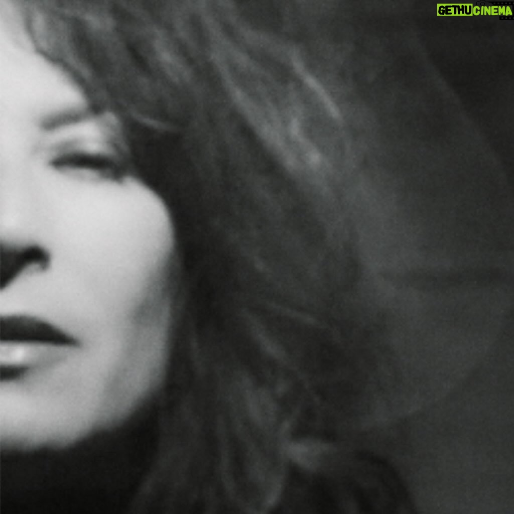 Elsa Lunghini - 3 Likes - Bonjour à tous,
Un petit mot pour vous annoncer que je vais quitter Instagram et tourner cette page. 

Merci à tous ceux qui ont partagé avec moi des instants de vie, merci pour votre fidélité, votre soutien sans faille et votre amour que je garde en moi  précieusement et je vous retrouverai, je l’espère, dans des salles de spectacle, des théâtres et des lieux d’exposition, pour des rendez vous artistiques, empreints de partage, de vérité et d’humanité. Je sais que certains ici continueront merveilleusement à faire exister mes projets, merci à eux. 
Je vous embrasse tendrement et à très vite sur la route et à travers la rêverie de nos écrans.
Je vous souhaite de belles fêtes de fin d’année et un passage heureux dans cette nouvelle ère. 
Love 💜💜