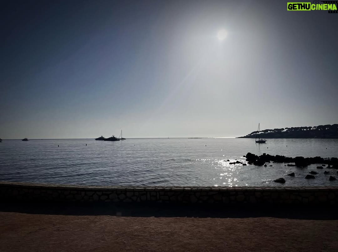 Elsa Lunghini - 3 Likes - Un peu de clarté avant la nuit…
.
.
#sud #mediterranee