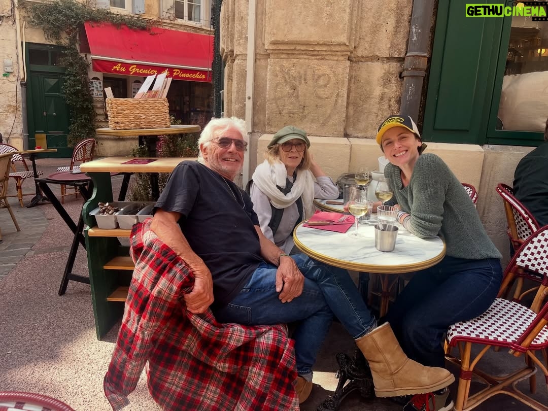 Elsa Lunghini - 3 Likes - Mes chers et tendres parents…💝
Une amitié retrouvée. Je mesure ma chance de vous avoir tous les deux à mes cotés, de pouvoir partager de l’amour, de l’apaisement et de la joie, souvent autour d’une bonne table et de murmurer à demi mots, qu’on s’aime avec toute la pudeur des âmes sensibles. 
J’en profite alors pour vous dire, les yeux humides, que je vous aime 💙
.
.
#family