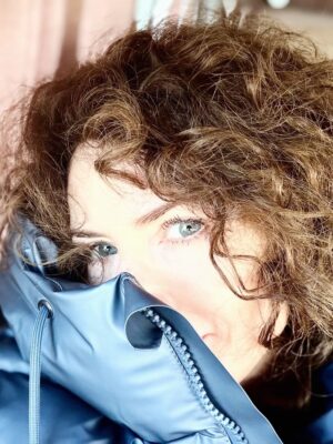 Elsa Lunghini Instagram - Que cette nouvelle année puisse vous apporter du réconfort, de la chaleur, une oreille attentive, juste, concernée par vos besoins, vos peurs, vos questionnements, vos désirs, vos manques et vos revendications. Je souhaite également qu’une écoute et qu’un regard empathiques se posent enfin  sur notre environnement, suivis d’actes concrets, sincères, nécessaires à notre survie, pour ne pas asphyxier un peu plus ce qu’il y a encore de beau à sauver.
Bonne année 2026 🫶