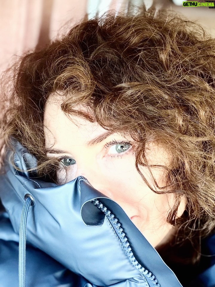 Elsa Lunghini - 3 Likes - Que cette nouvelle année puisse vous apporter du réconfort, de la chaleur, une oreille attentive, juste, concernée par vos besoins, vos peurs, vos questionnements, vos désirs, vos manques et vos revendications. Je souhaite également qu’une écoute et qu’un regard empathiques se posent enfin  sur notre environnement, suivis d’actes concrets, sincères, nécessaires à notre survie, pour ne pas asphyxier un peu plus ce qu’il y a encore de beau à sauver.
Bonne année 2026 🫶