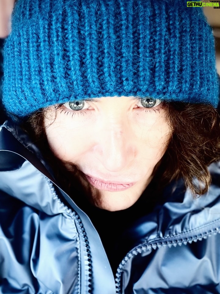 Elsa Lunghini - 3 Likes - Que cette nouvelle année puisse vous apporter du réconfort, de la chaleur, une oreille attentive, juste, concernée par vos besoins, vos peurs, vos questionnements, vos désirs, vos manques et vos revendications. Je souhaite également qu’une écoute et qu’un regard empathiques se posent enfin  sur notre environnement, suivis d’actes concrets, sincères, nécessaires à notre survie, pour ne pas asphyxier un peu plus ce qu’il y a encore de beau à sauver.
Bonne année 2026 🫶