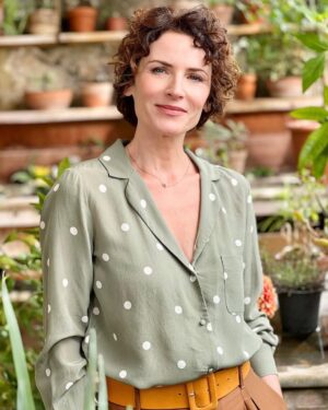 Elsa Lunghini Instagram - Merci @agustingaliana pour ces « fraîches » prises de vue! 💛
.
.
#itc
#serie
#tf1