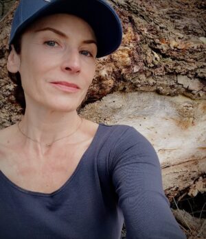 Elsa Lunghini Instagram - Lever les yeux, regarder autour de soi, être ému, surpris, émerveillé par la richesse et la beauté des paysages. Redécouvrir ce que l’on connaît déjà, sous un autre jour, une autre lumière. Le regard n’est jamais le même, il se pose mais ne voit pas toujours, il s’évade mais ne s’égare pas forcément, il mue en fonction de notre disponibilité et de notre capacité à percevoir le visible comme l’invisible. Une attention portée au monde bien au delà des apparences 💙
.
.
#mouvement
#photography
#paysage
#camargue